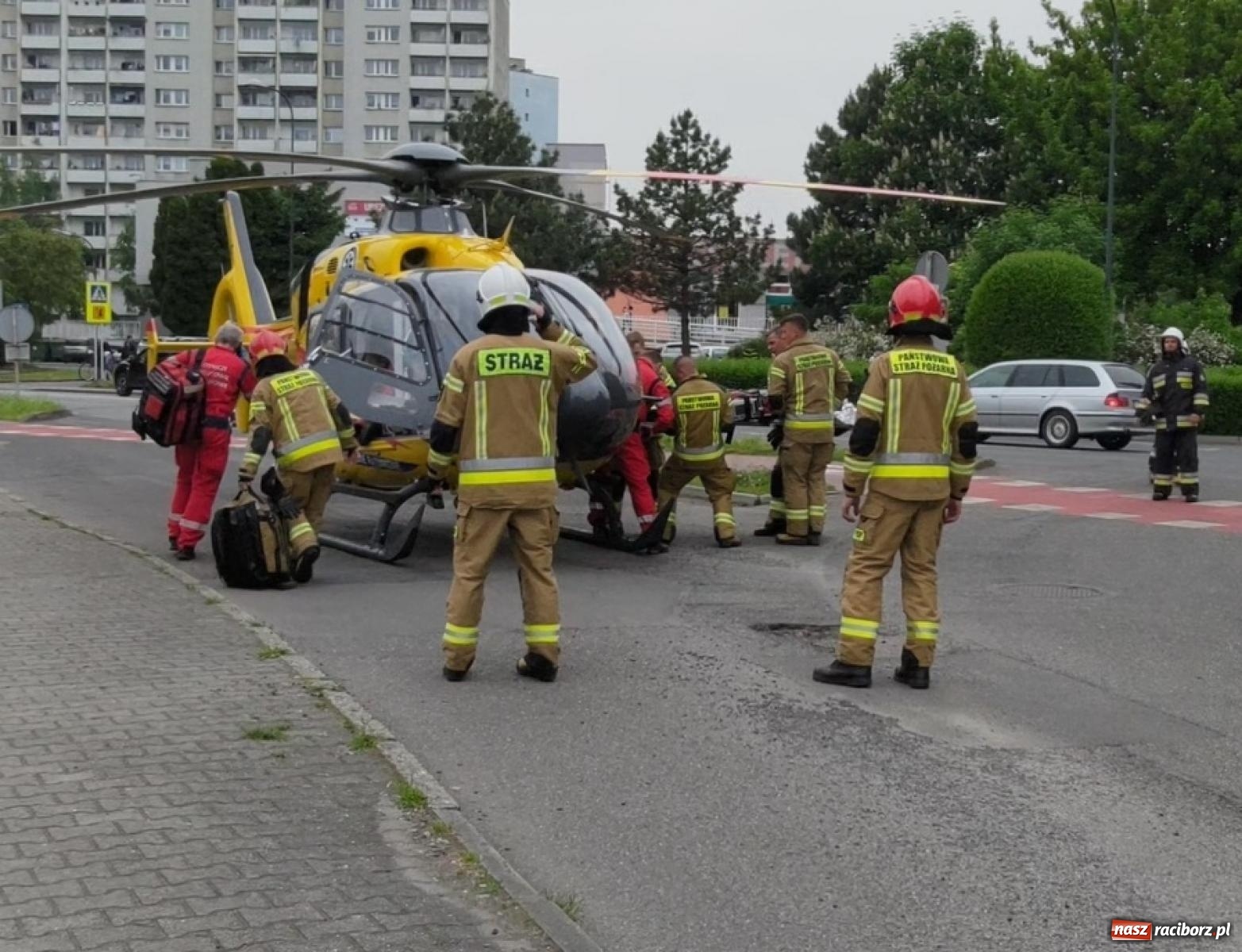 Zdjęcie w galerii na portalu naszraciborz.pl: Pożar w mieszkaniu na Polnej. Wezwano śmigłowiec LPR [FOTO i WIDEO] wiadomości z regionu