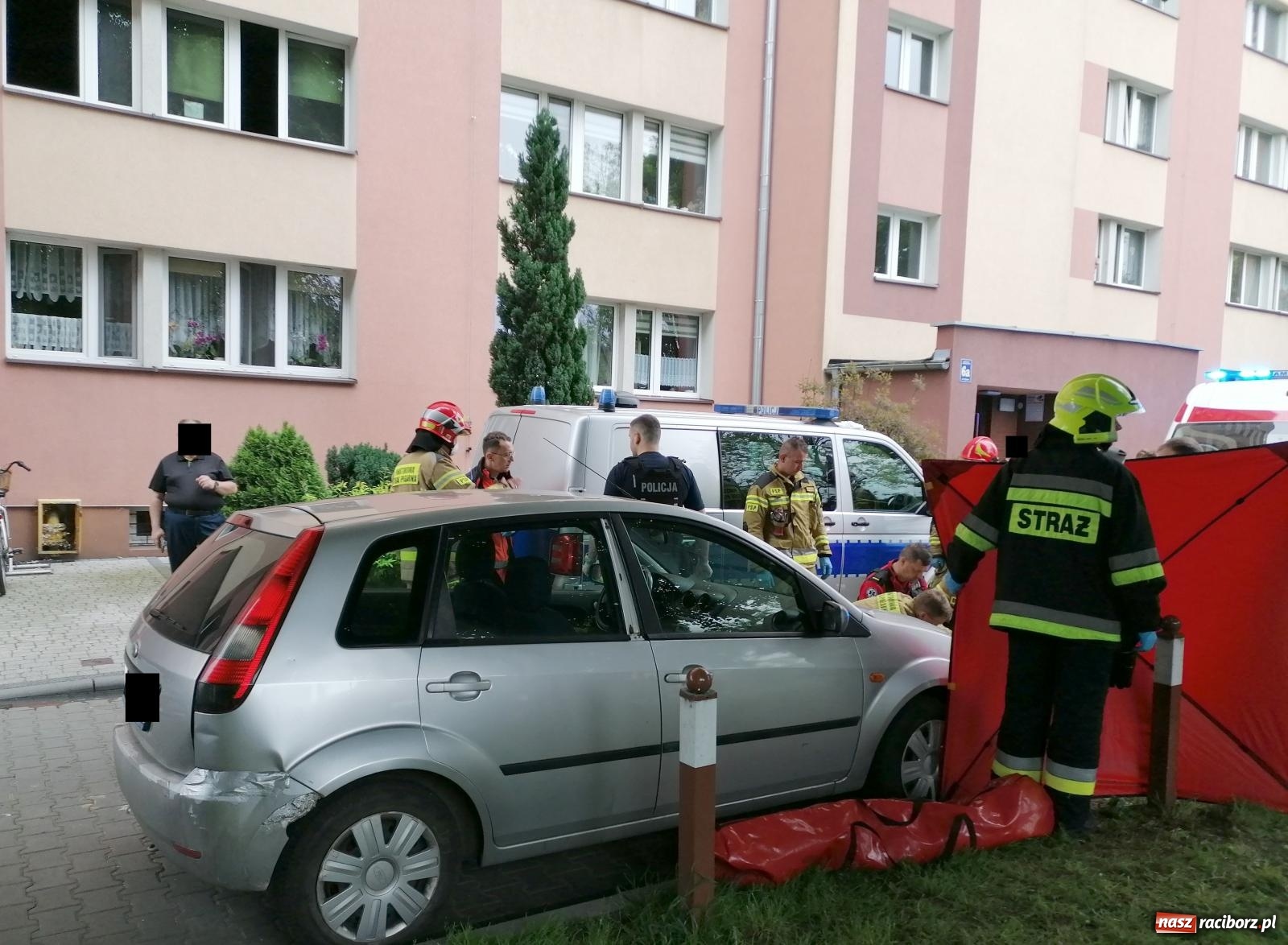 Zdjęcie w galerii na portalu naszraciborz.pl: Pożar w mieszkaniu na Polnej. Wezwano śmigłowiec LPR [FOTO i WIDEO] wiadomości z regionu