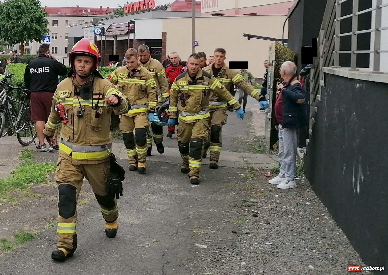 Zdjęcie w galerii na portalu naszraciborz.pl: Pożar w mieszkaniu na Polnej. Wezwano śmigłowiec LPR [FOTO i WIDEO] wiadomości z regionu