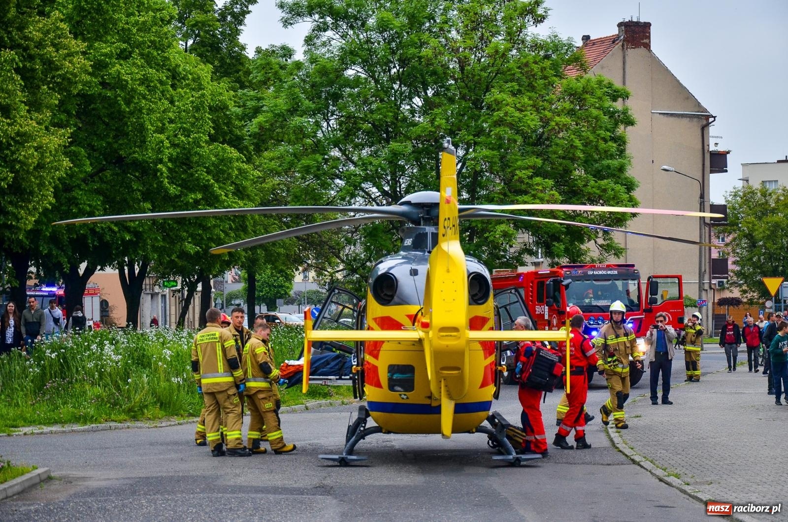 Zdjęcie w galerii na portalu naszraciborz.pl: Pożar w mieszkaniu na Polnej. Wezwano śmigłowiec LPR [FOTO i WIDEO] wiadomości z regionu