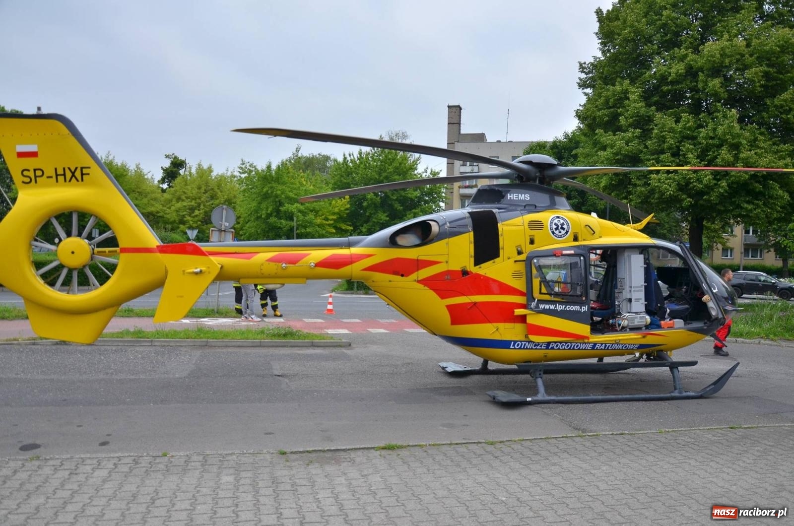 Zdjęcie w galerii na portalu naszraciborz.pl: Groźna sytuacja na Opawskiej-Polnej. Dosłownie centymetry dzieliły autobus od kolizji ze śmigłowcem [FOTO i WIDEO] wiadomości z regionu