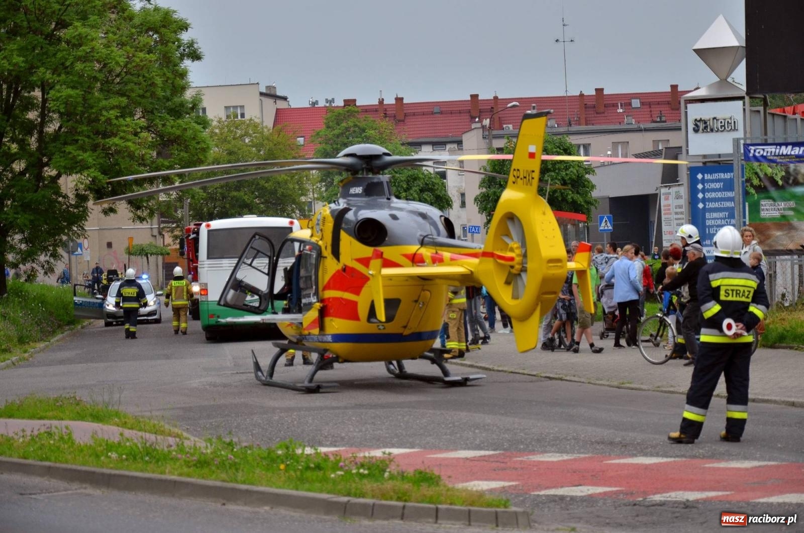 Zdjęcie w galerii na portalu naszraciborz.pl: Groźna sytuacja na Opawskiej-Polnej. Dosłownie centymetry dzieliły autobus od kolizji ze śmigłowcem [FOTO i WIDEO] wiadomości z regionu