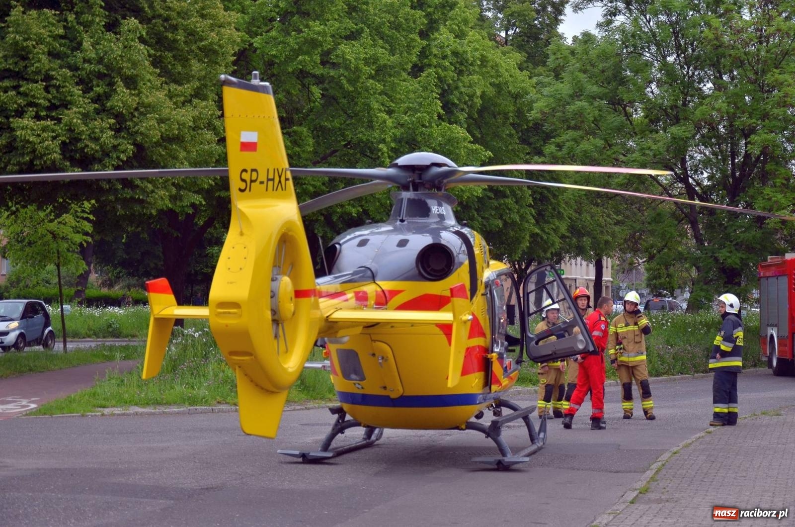 Zdjęcie w galerii na portalu naszraciborz.pl: Groźna sytuacja na Opawskiej-Polnej. Dosłownie centymetry dzieliły autobus od kolizji ze śmigłowcem [FOTO i WIDEO] wiadomości z regionu