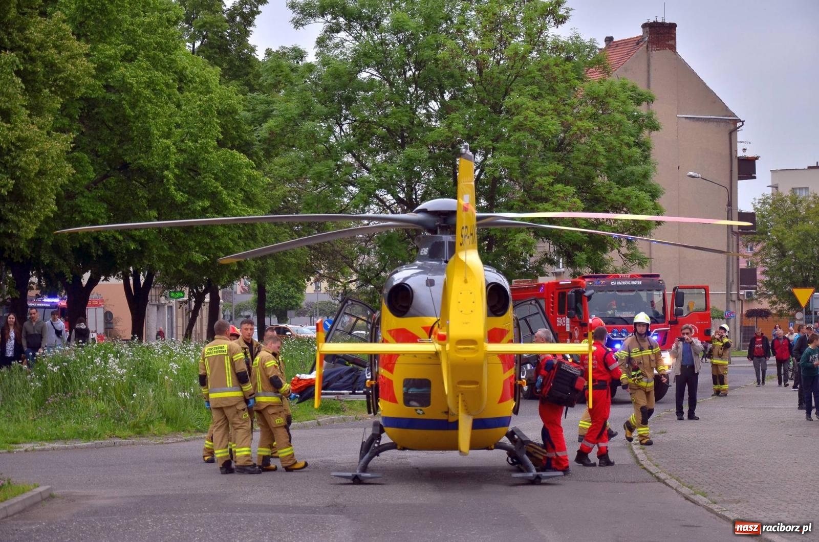 Zdjęcie w galerii na portalu naszraciborz.pl: Groźna sytuacja na Opawskiej-Polnej. Dosłownie centymetry dzieliły autobus od kolizji ze śmigłowcem [FOTO i WIDEO] wiadomości z regionu