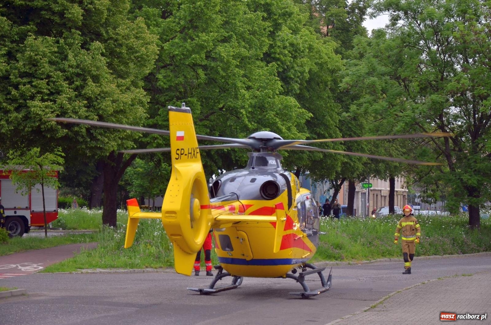 Zdjęcie w galerii na portalu naszraciborz.pl: Groźna sytuacja na Opawskiej-Polnej. Dosłownie centymetry dzieliły autobus od kolizji ze śmigłowcem [FOTO i WIDEO] wiadomości z regionu