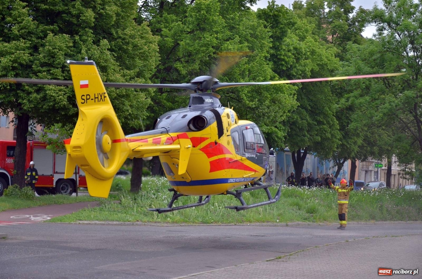 Zdjęcie w galerii na portalu naszraciborz.pl: Groźna sytuacja na Opawskiej-Polnej. Dosłownie centymetry dzieliły autobus od kolizji ze śmigłowcem [FOTO i WIDEO] wiadomości z regionu
