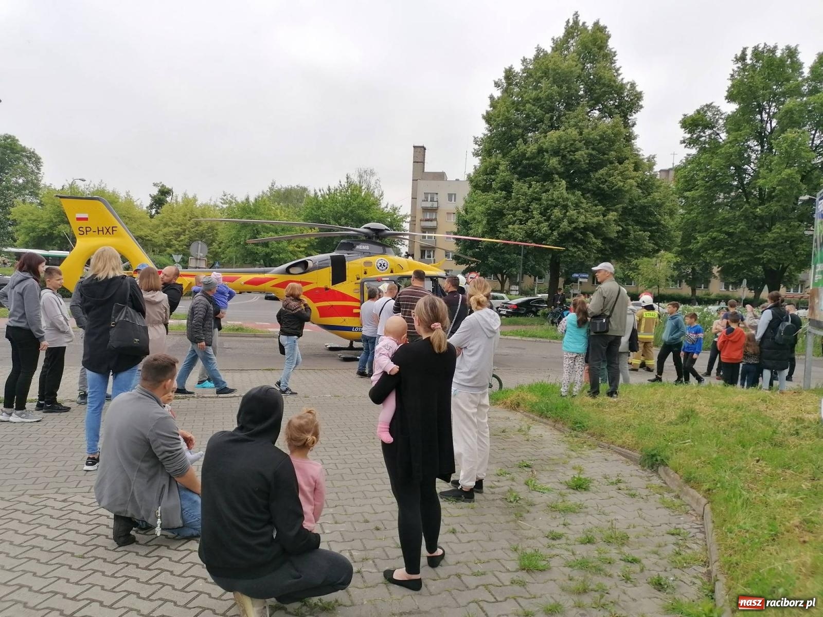 Zdjęcie w galerii na portalu naszraciborz.pl: Groźna sytuacja na Opawskiej-Polnej. Dosłownie centymetry dzieliły autobus od kolizji ze śmigłowcem [FOTO i WIDEO] wiadomości z regionu
