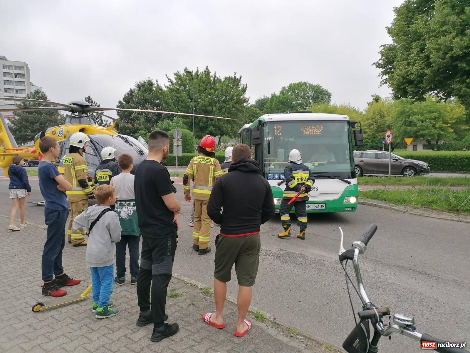 Zdjęcie w galerii na portalu naszraciborz.pl: Groźna sytuacja na Opawskiej-Polnej. Dosłownie centymetry dzieliły autobus od kolizji ze śmigłowcem [FOTO i WIDEO] wiadomości z regionu