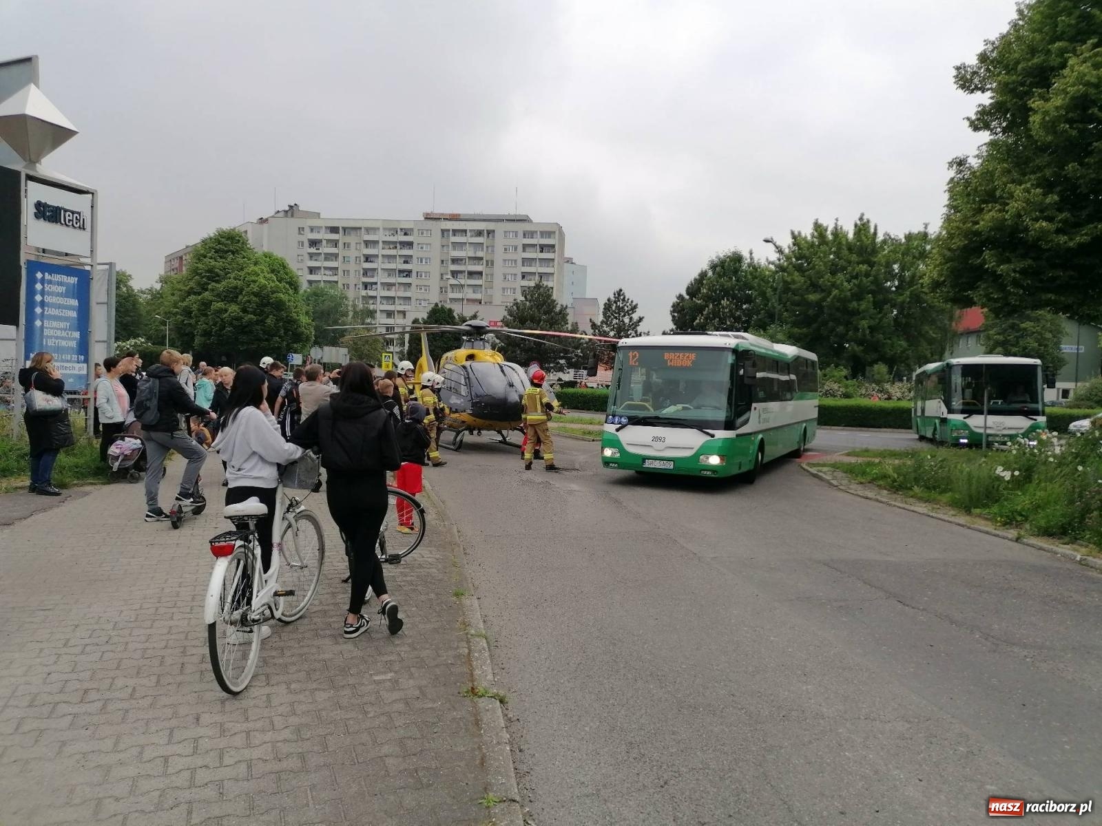 Zdjęcie w galerii na portalu naszraciborz.pl: Groźna sytuacja na Opawskiej-Polnej. Dosłownie centymetry dzieliły autobus od kolizji ze śmigłowcem [FOTO i WIDEO] wiadomości z regionu