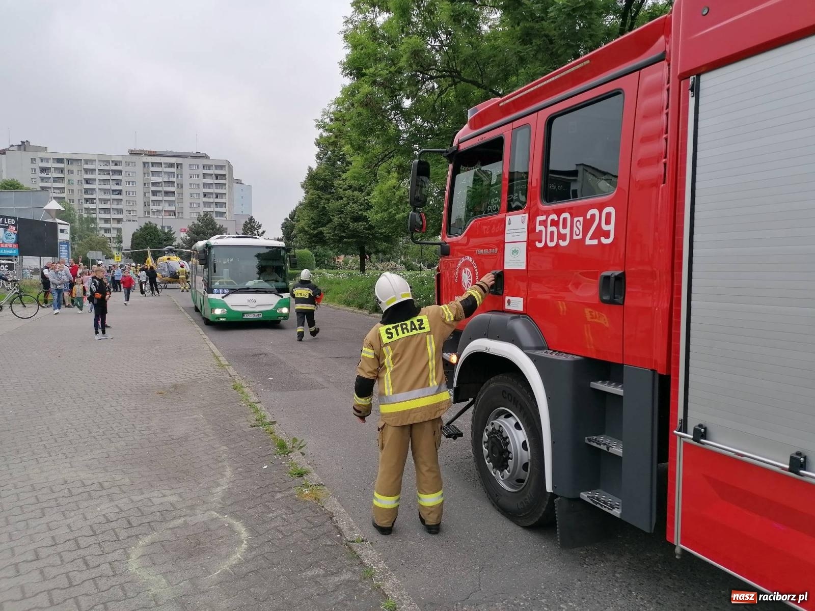 Zdjęcie w galerii na portalu naszraciborz.pl: Groźna sytuacja na Opawskiej-Polnej. Dosłownie centymetry dzieliły autobus od kolizji ze śmigłowcem [FOTO i WIDEO] wiadomości z regionu