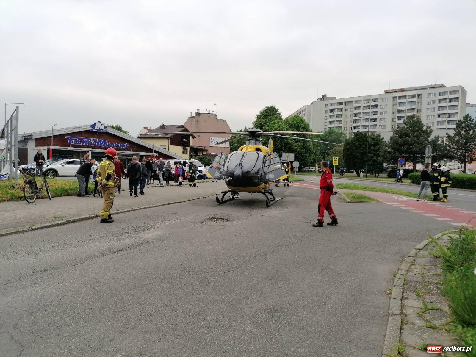 Zdjęcie w galerii na portalu naszraciborz.pl: Groźna sytuacja na Opawskiej-Polnej. Dosłownie centymetry dzieliły autobus od kolizji ze śmigłowcem [FOTO i WIDEO] wiadomości z regionu
