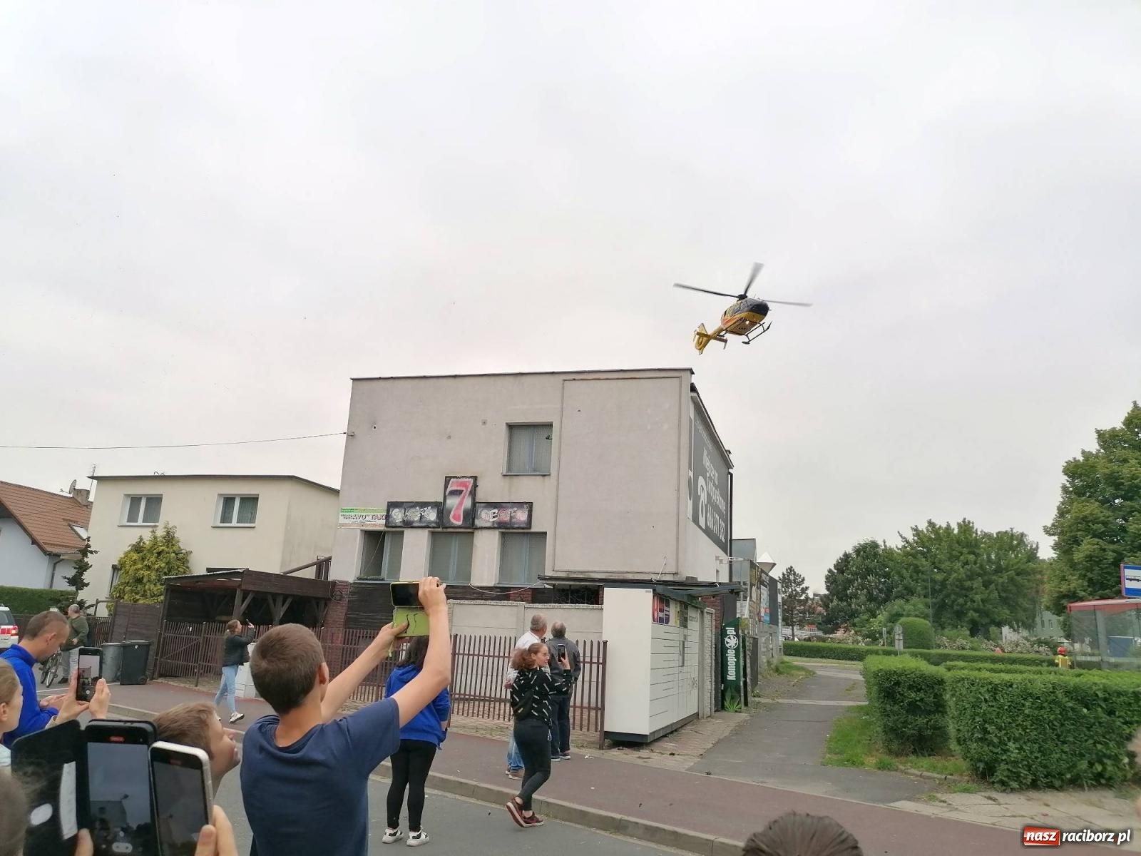 Zdjęcie w galerii na portalu naszraciborz.pl: Groźna sytuacja na Opawskiej-Polnej. Dosłownie centymetry dzieliły autobus od kolizji ze śmigłowcem [FOTO i WIDEO] wiadomości z regionu