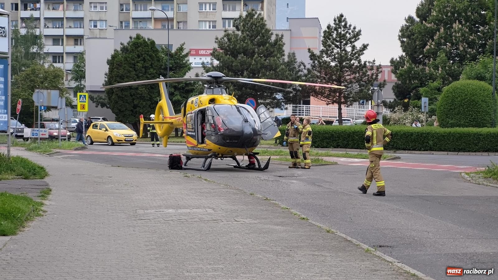 Zdjęcie w galerii na portalu naszraciborz.pl: Groźna sytuacja na Opawskiej-Polnej. Dosłownie centymetry dzieliły autobus od kolizji ze śmigłowcem [FOTO i WIDEO] wiadomości z regionu
