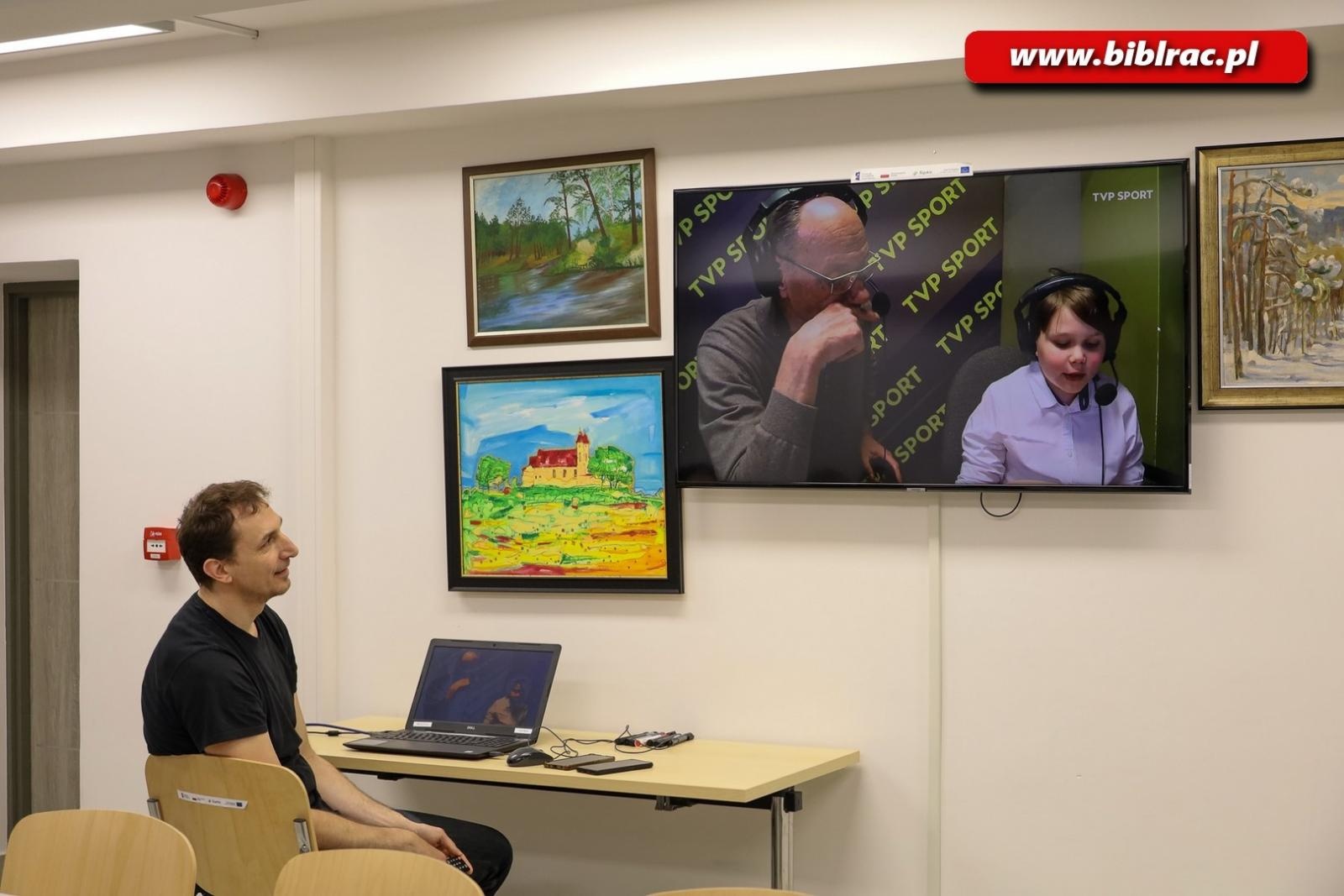 Zdjęcie w galerii na portalu naszraciborz.pl: Dotknij Ligi Mistrzów w Bibliotece. Dariusz Szpakowski w Raciborzu [FOTO i WIDEO] wiadomości z regionu