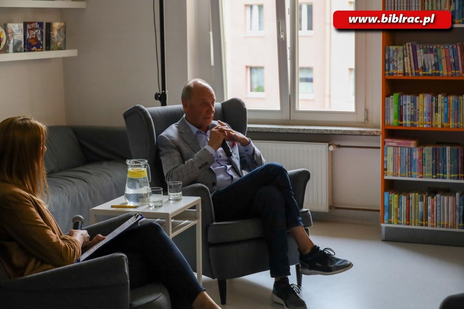 Zdjęcie w galerii na portalu naszraciborz.pl: Dotknij Ligi Mistrzów w Bibliotece. Dariusz Szpakowski w Raciborzu [FOTO i WIDEO] wiadomości z regionu