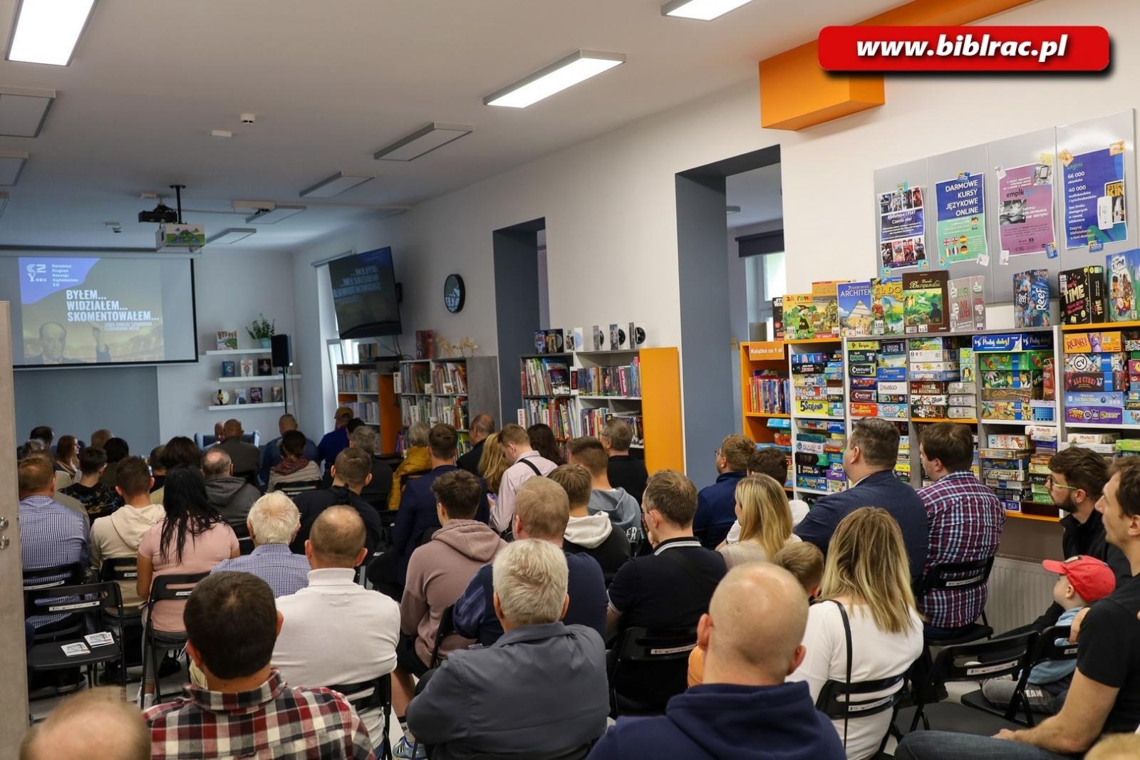 Zdjęcie w galerii na portalu naszraciborz.pl: Dotknij Ligi Mistrzów w Bibliotece. Dariusz Szpakowski w Raciborzu [FOTO i WIDEO] wiadomości z regionu