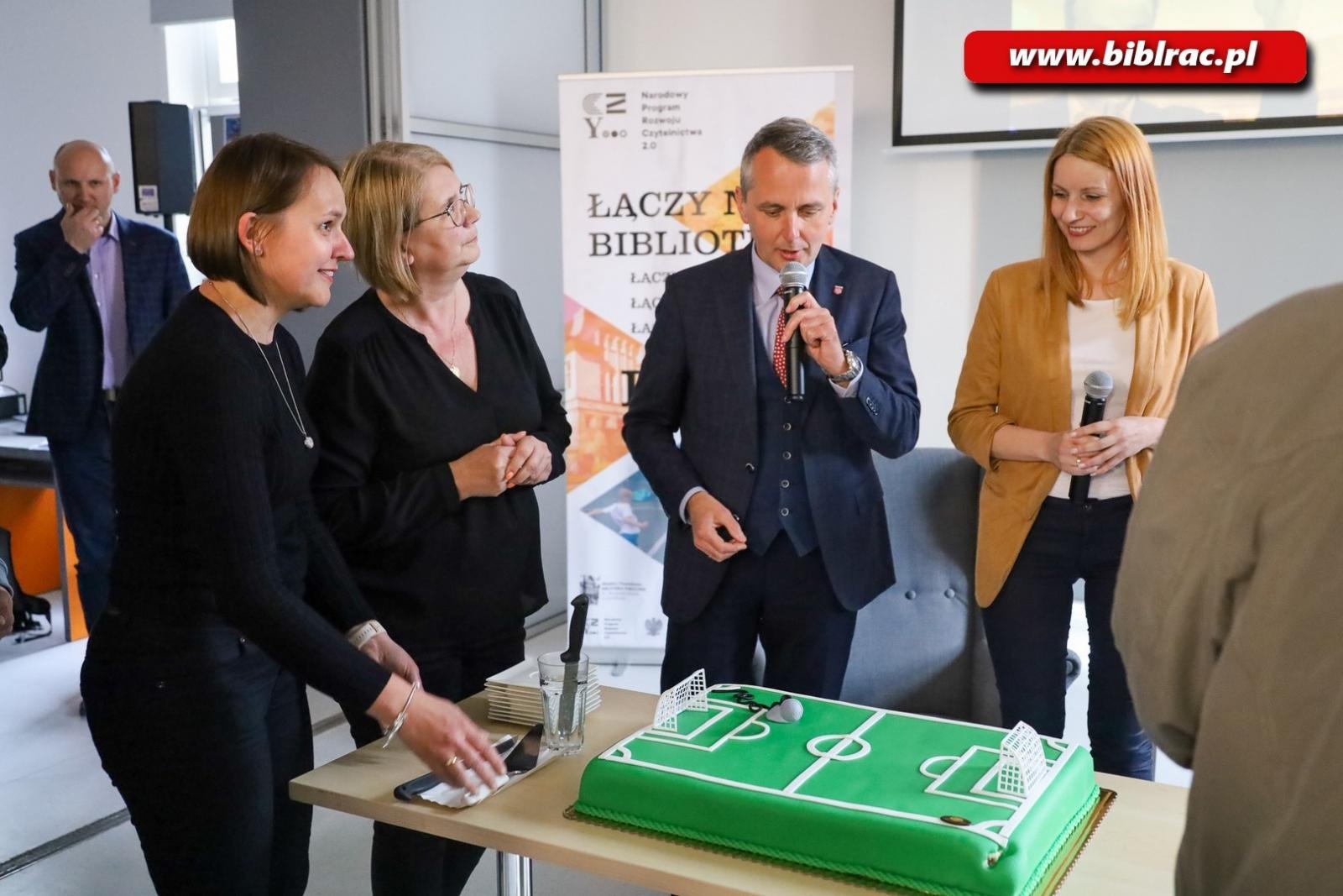 Zdjęcie w galerii na portalu naszraciborz.pl: Dotknij Ligi Mistrzów w Bibliotece. Dariusz Szpakowski w Raciborzu [FOTO i WIDEO] wiadomości z regionu