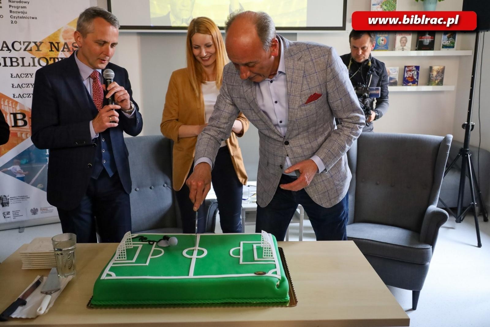 Zdjęcie w galerii na portalu naszraciborz.pl: Dotknij Ligi Mistrzów w Bibliotece. Dariusz Szpakowski w Raciborzu [FOTO i WIDEO] wiadomości z regionu