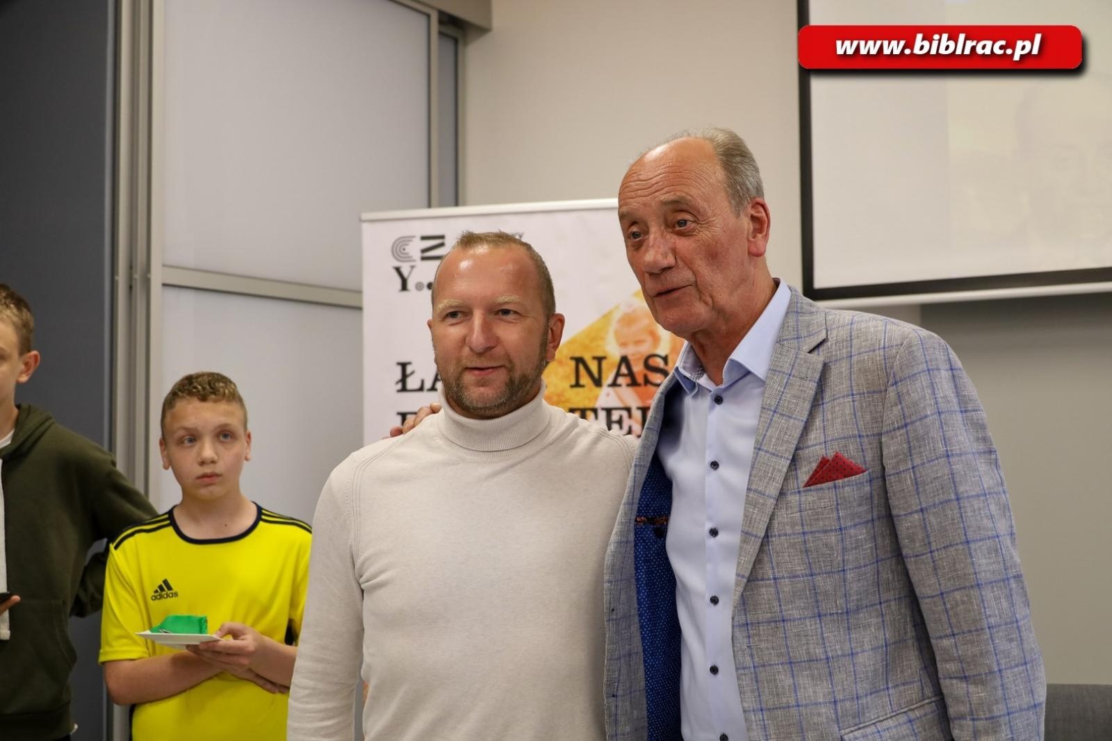 Zdjęcie w galerii na portalu naszraciborz.pl: Dotknij Ligi Mistrzów w Bibliotece. Dariusz Szpakowski w Raciborzu [FOTO i WIDEO] wiadomości z regionu