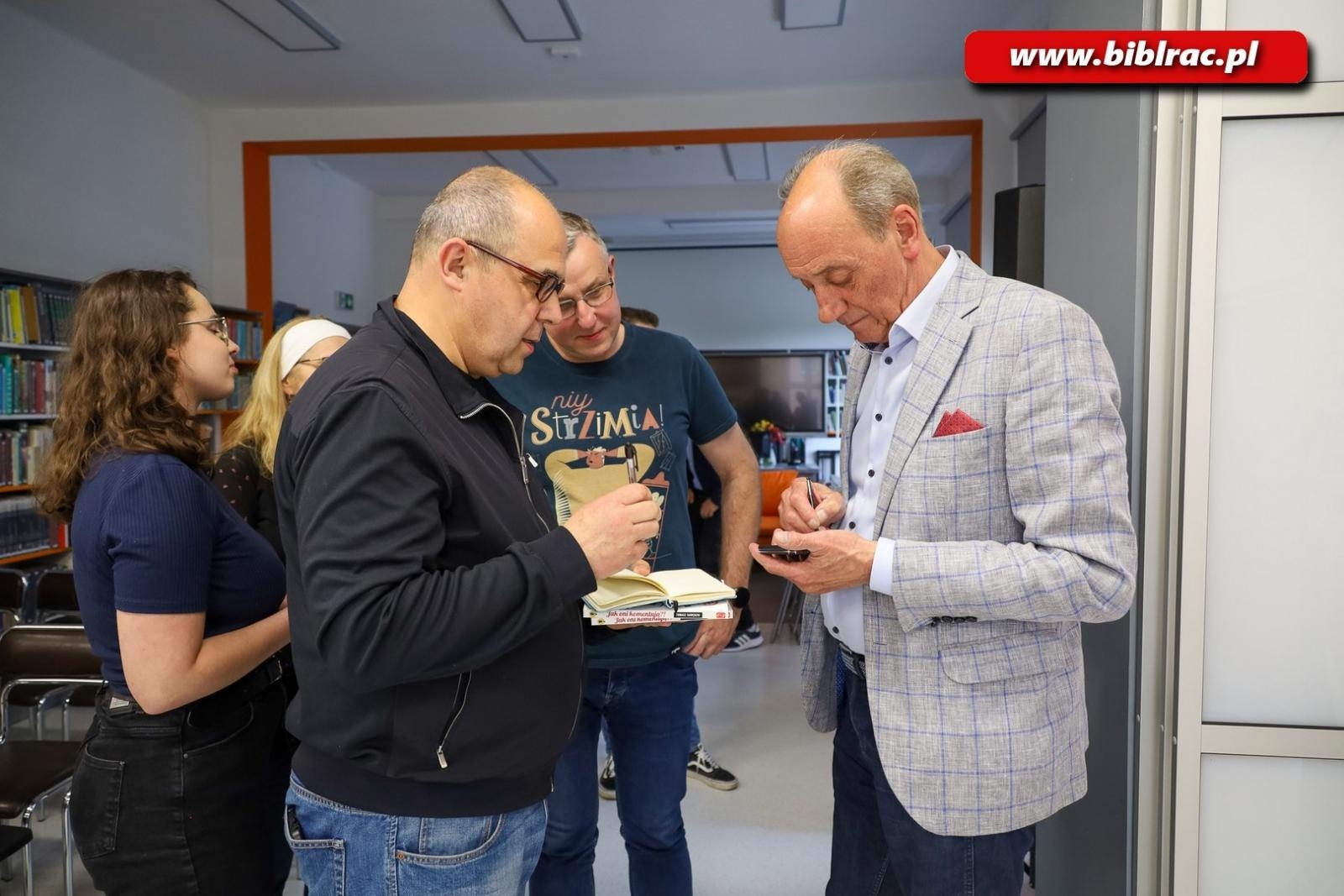 Zdjęcie w galerii na portalu naszraciborz.pl: Dotknij Ligi Mistrzów w Bibliotece. Dariusz Szpakowski w Raciborzu [FOTO i WIDEO] wiadomości z regionu