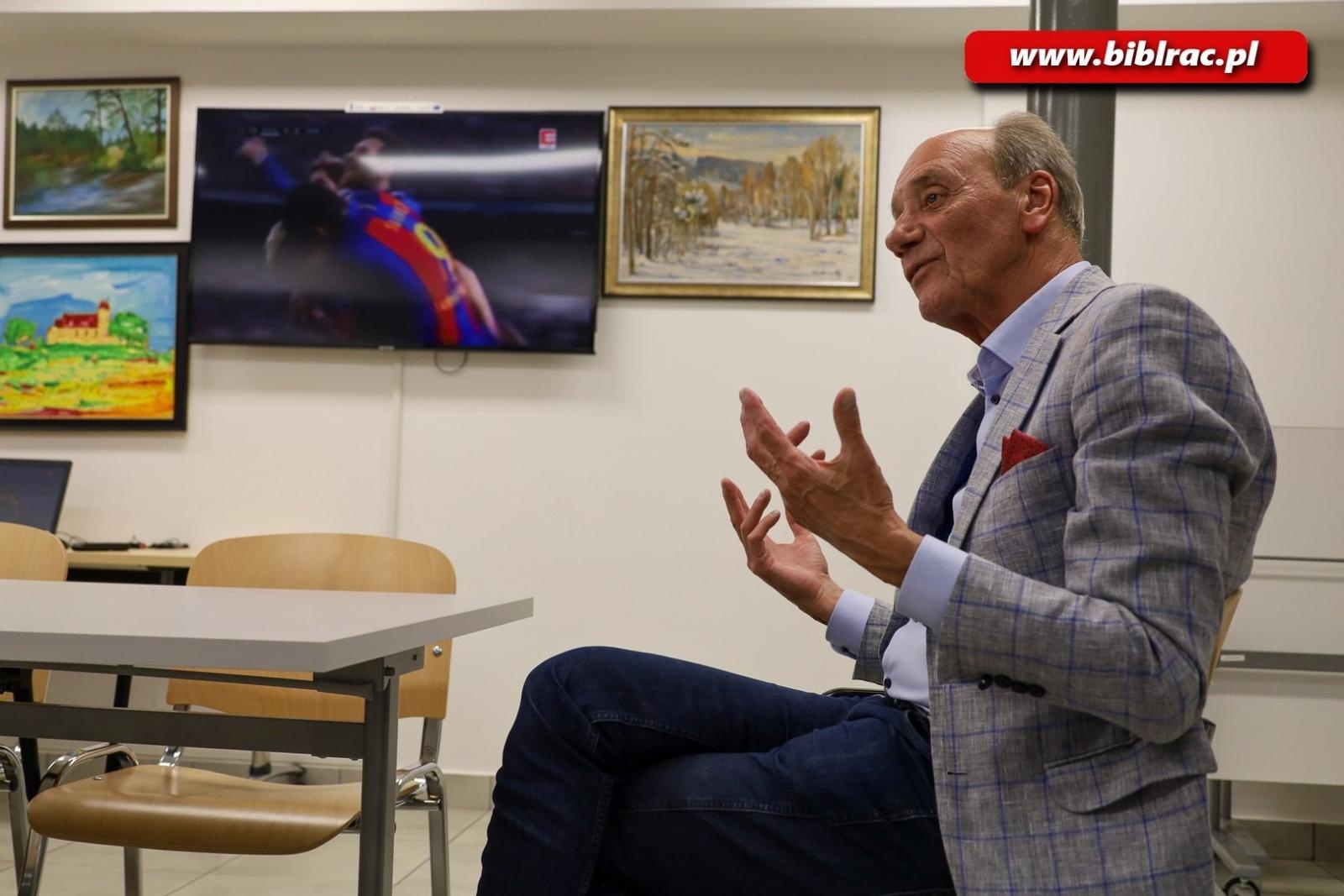 Zdjęcie w galerii na portalu naszraciborz.pl: Dotknij Ligi Mistrzów w Bibliotece. Dariusz Szpakowski w Raciborzu [FOTO i WIDEO] wiadomości z regionu