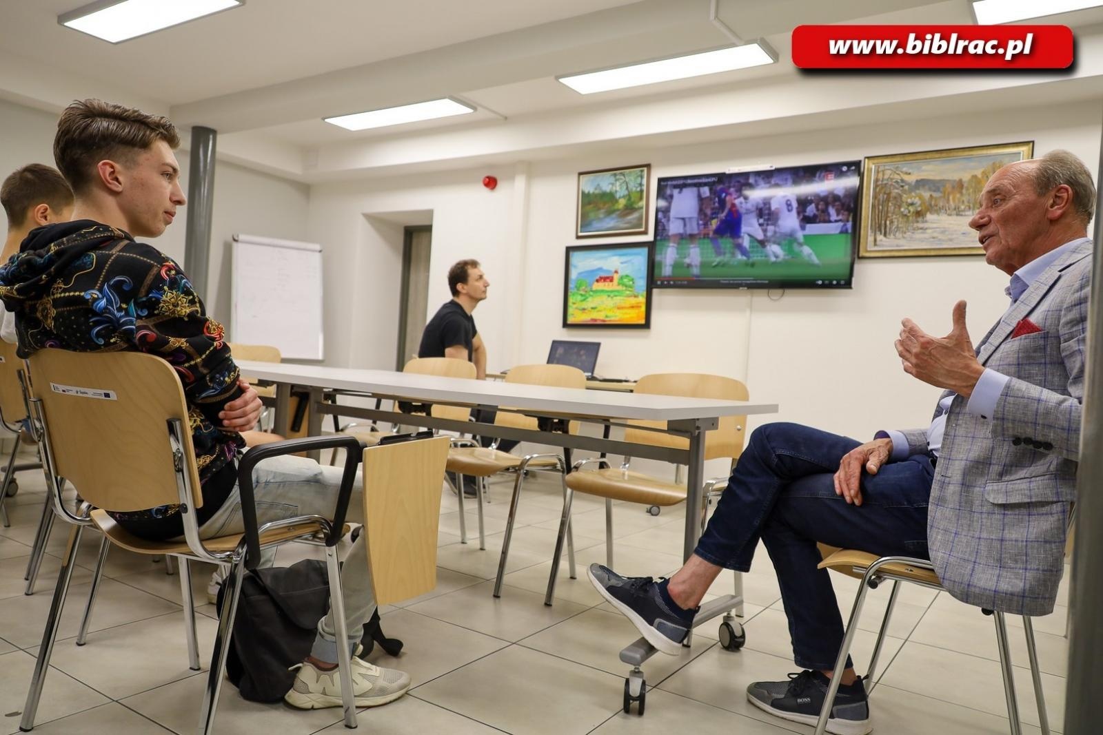 Zdjęcie w galerii na portalu naszraciborz.pl: Dotknij Ligi Mistrzów w Bibliotece. Dariusz Szpakowski w Raciborzu [FOTO i WIDEO] wiadomości z regionu