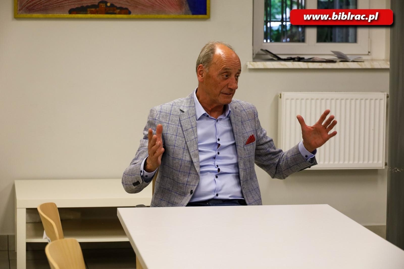 Zdjęcie w galerii na portalu naszraciborz.pl: Dotknij Ligi Mistrzów w Bibliotece. Dariusz Szpakowski w Raciborzu [FOTO i WIDEO] wiadomości z regionu