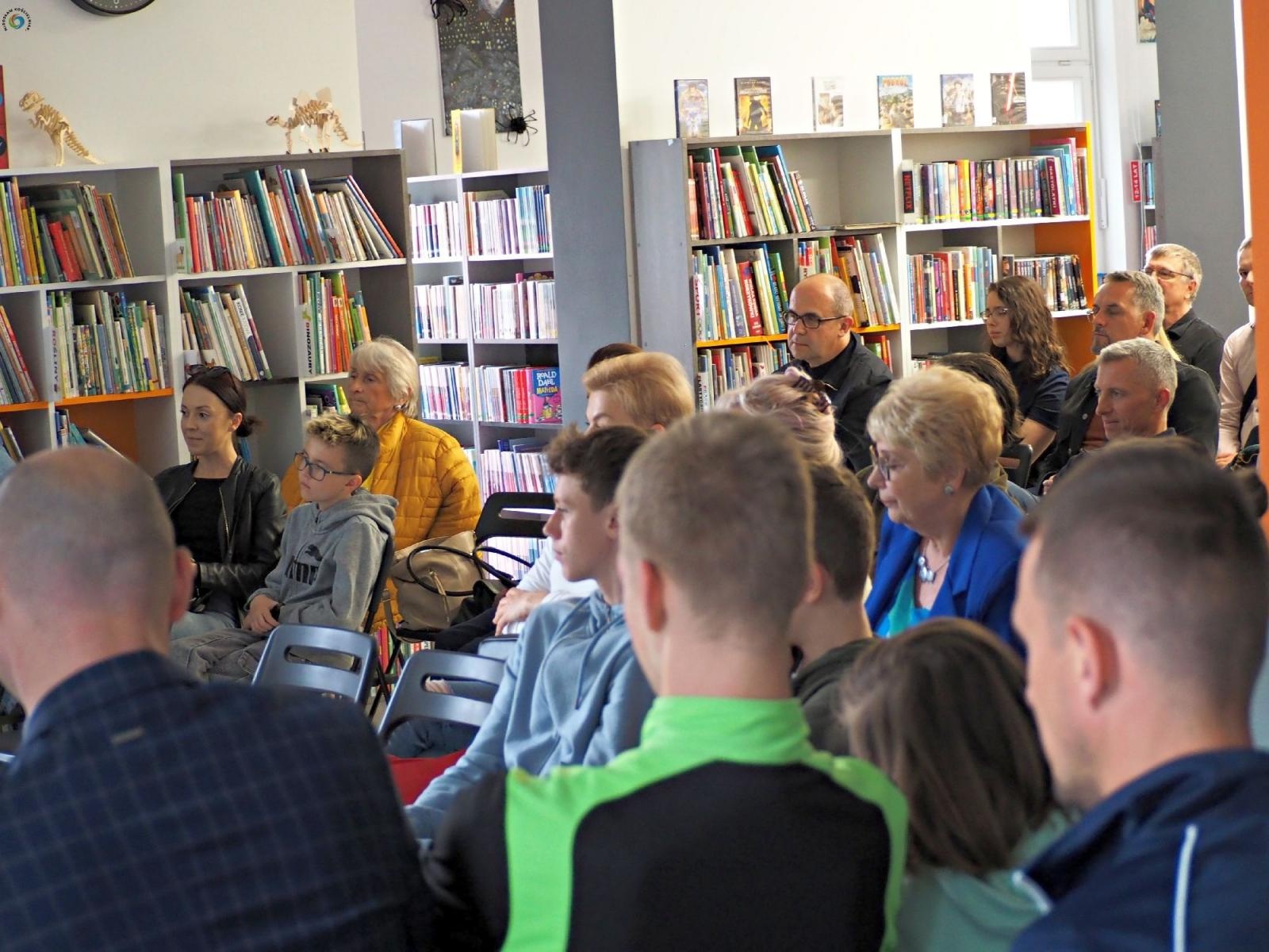 Zdjęcie w galerii na portalu naszraciborz.pl: Dotknij Ligi Mistrzów w Bibliotece. Dariusz Szpakowski w Raciborzu [FOTO i WIDEO] wiadomości z regionu