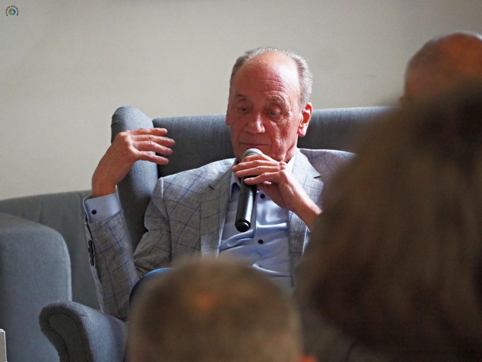 Zdjęcie w galerii na portalu naszraciborz.pl: Dotknij Ligi Mistrzów w Bibliotece. Dariusz Szpakowski w Raciborzu [FOTO i WIDEO] wiadomości z regionu