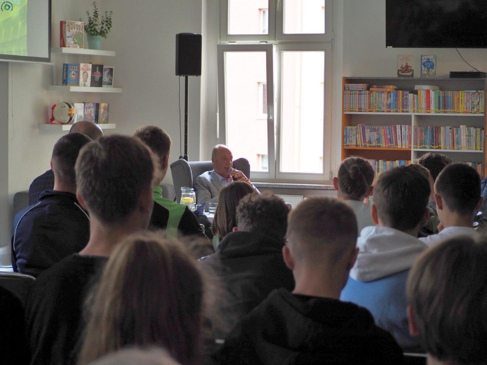 Zdjęcie w galerii na portalu naszraciborz.pl: Dotknij Ligi Mistrzów w Bibliotece. Dariusz Szpakowski w Raciborzu [FOTO i WIDEO] wiadomości z regionu