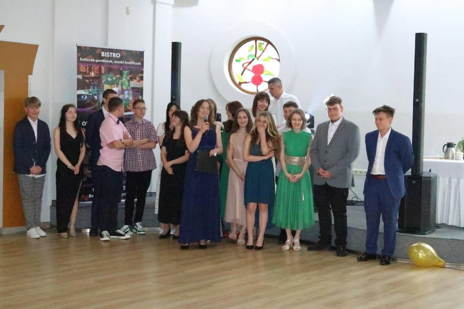 Zdjęcie w galerii na portalu naszraciborz.pl: Komers w Szkole Podstawowej nr 2 w Raciborzu wiadomości z regionu