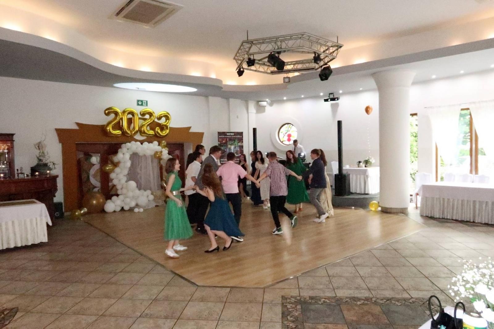 Zdjęcie w galerii na portalu naszraciborz.pl: Komers w Szkole Podstawowej nr 2 w Raciborzu wiadomości z regionu