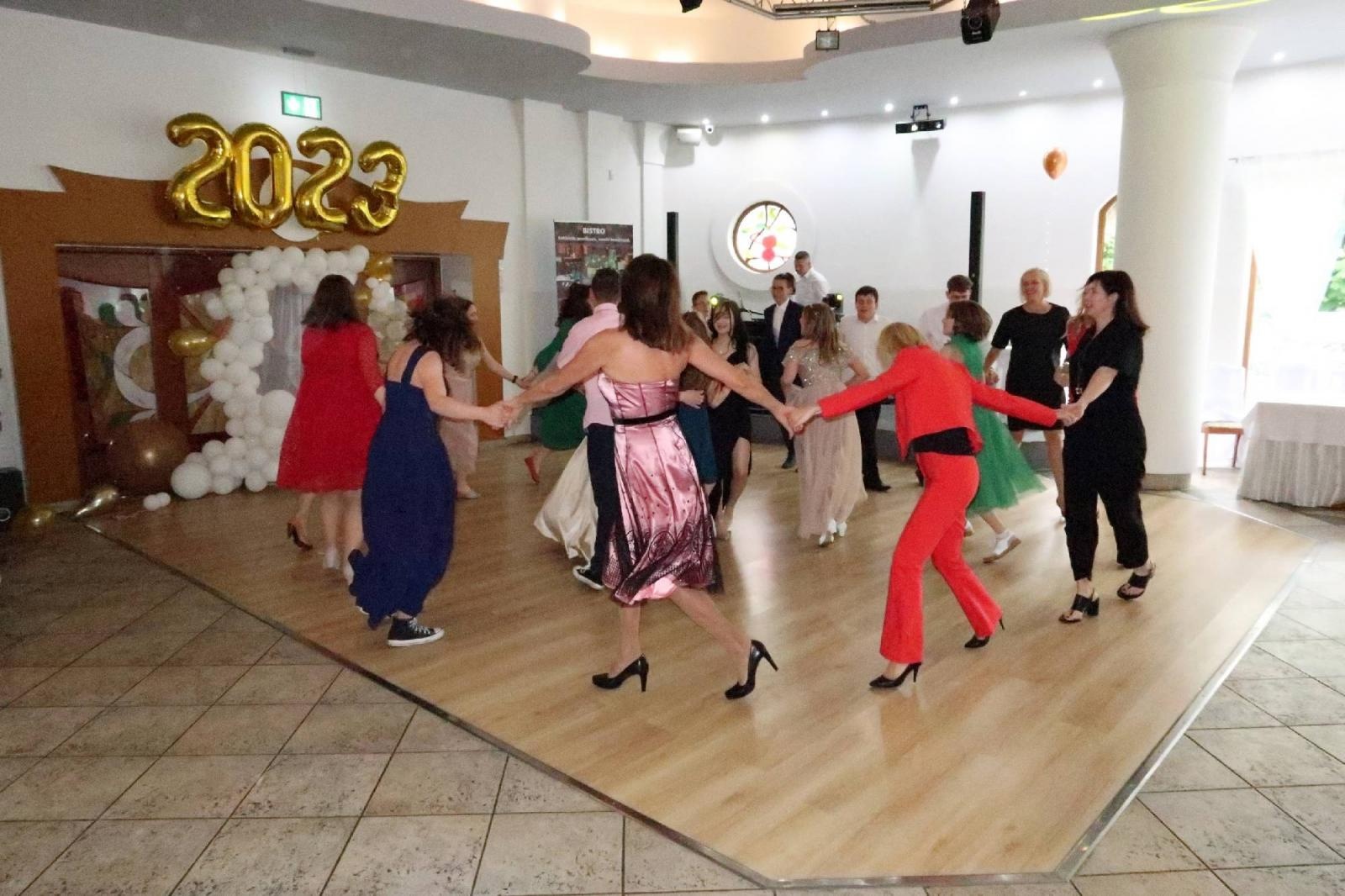 Zdjęcie w galerii na portalu naszraciborz.pl: Komers w Szkole Podstawowej nr 2 w Raciborzu wiadomości z regionu