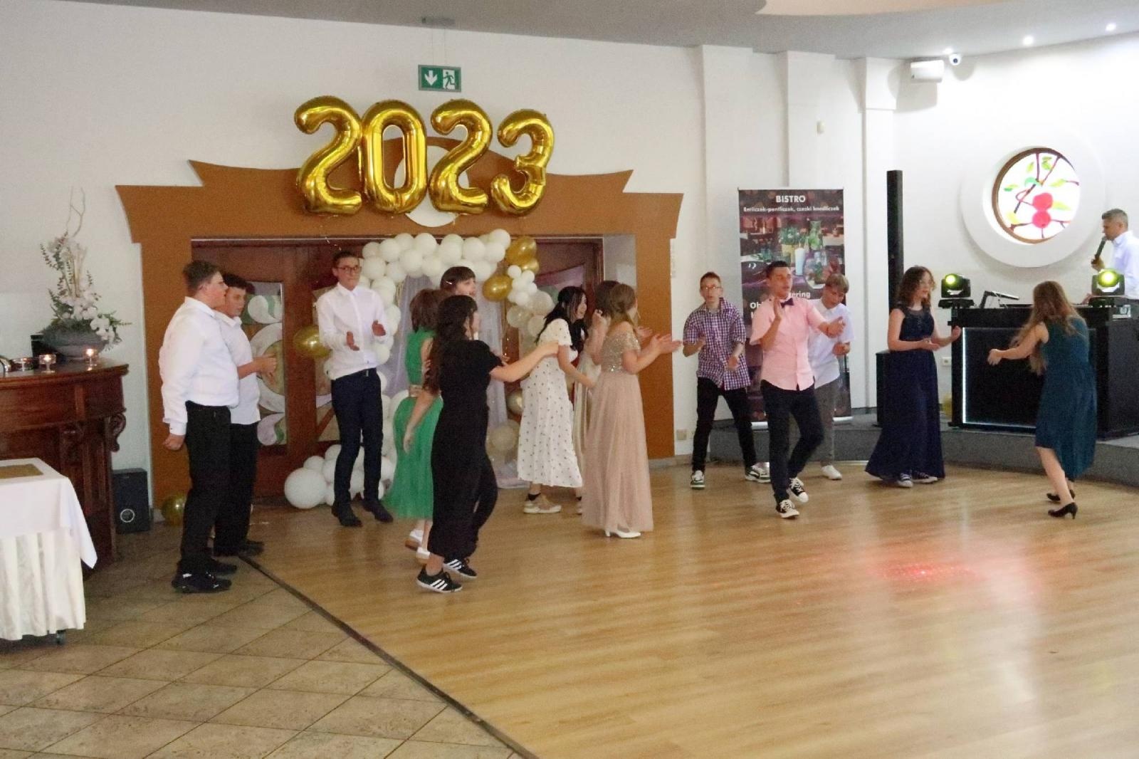 Zdjęcie w galerii na portalu naszraciborz.pl: Komers w Szkole Podstawowej nr 2 w Raciborzu wiadomości z regionu