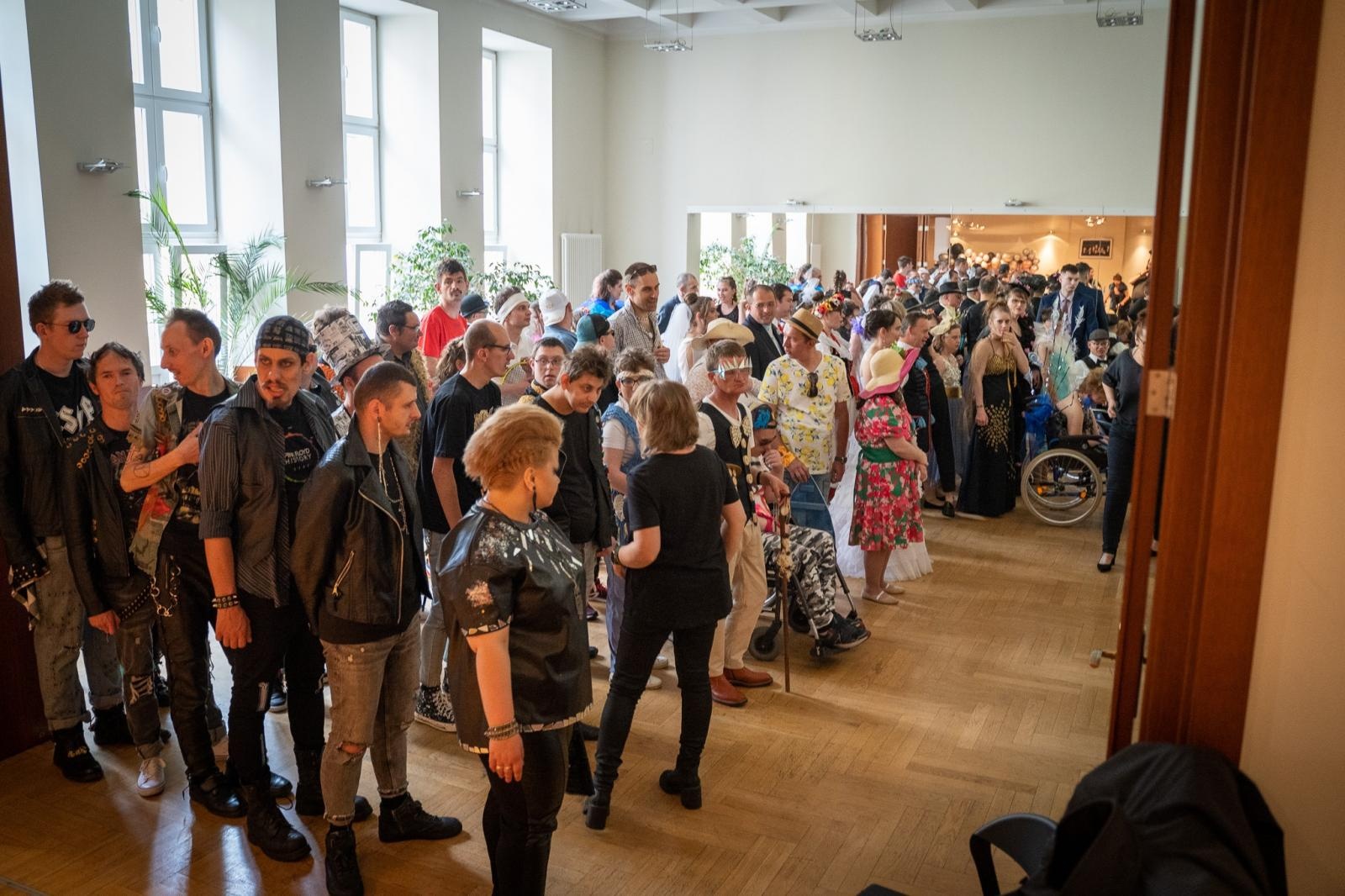 Zdjęcie w galerii na portalu naszraciborz.pl: Ubraniowy zawrót głowy na Dzień Matki w WTZ [FOTO i WIDEO] wiadomości z regionu
