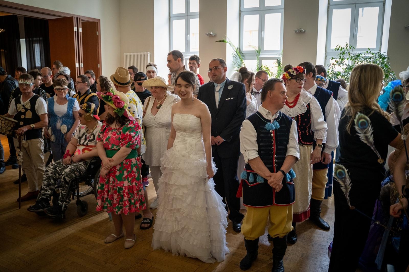 Zdjęcie w galerii na portalu naszraciborz.pl: Ubraniowy zawrót głowy na Dzień Matki w WTZ [FOTO i WIDEO] wiadomości z regionu
