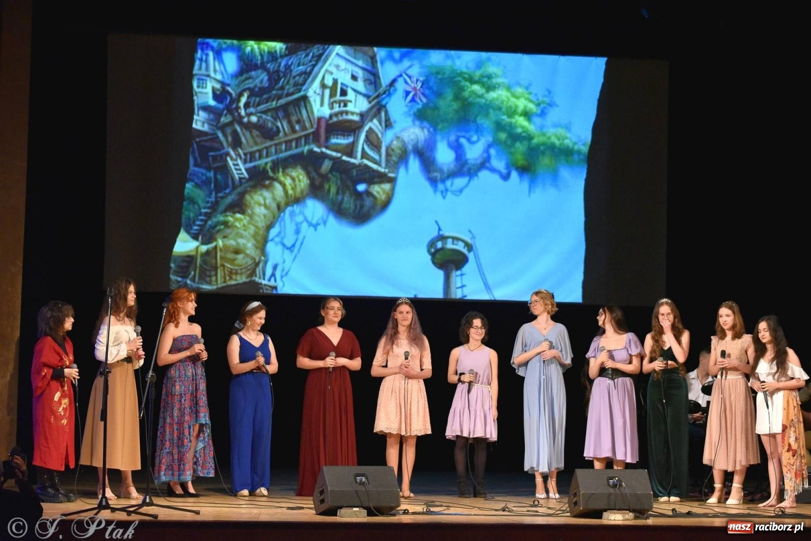 Zdjęcie w galerii na portalu naszraciborz.pl: PERSPEKTYWA - koncert na 100 lecie Disneya wiadomości z regionu