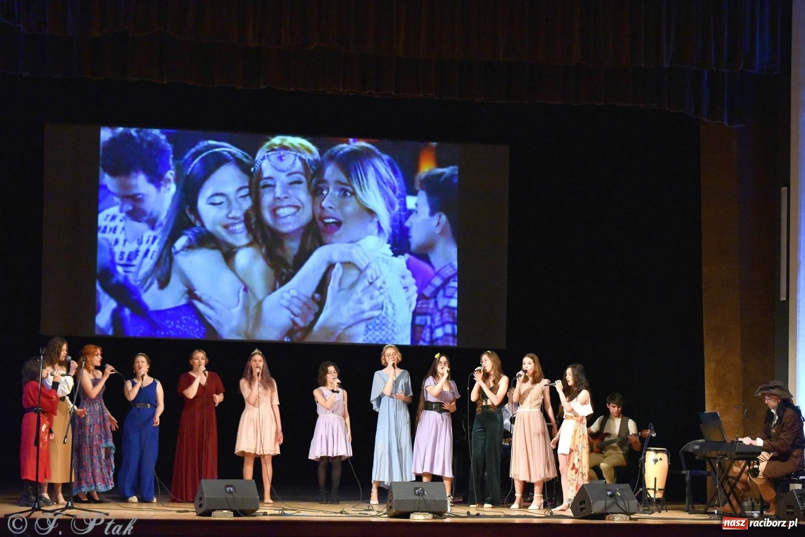 Zdjęcie w galerii na portalu naszraciborz.pl: PERSPEKTYWA - koncert na 100 lecie Disneya wiadomości z regionu