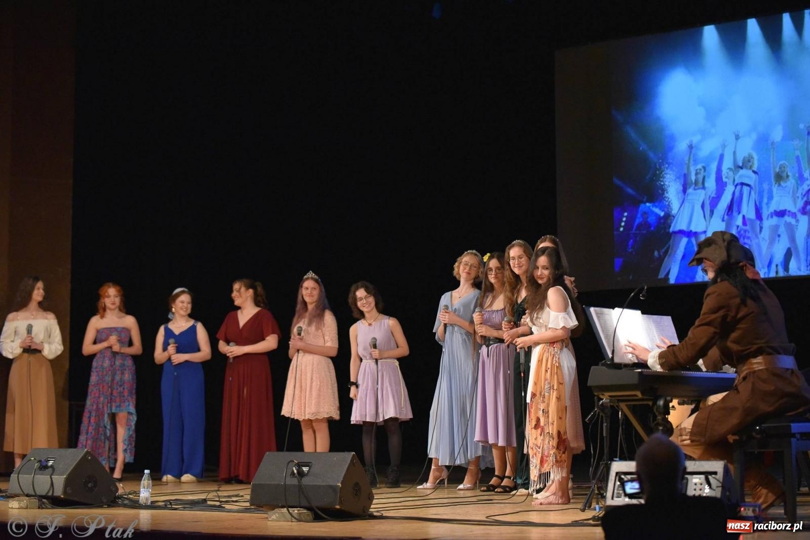 Zdjęcie w galerii na portalu naszraciborz.pl: PERSPEKTYWA - koncert na 100 lecie Disneya wiadomości z regionu