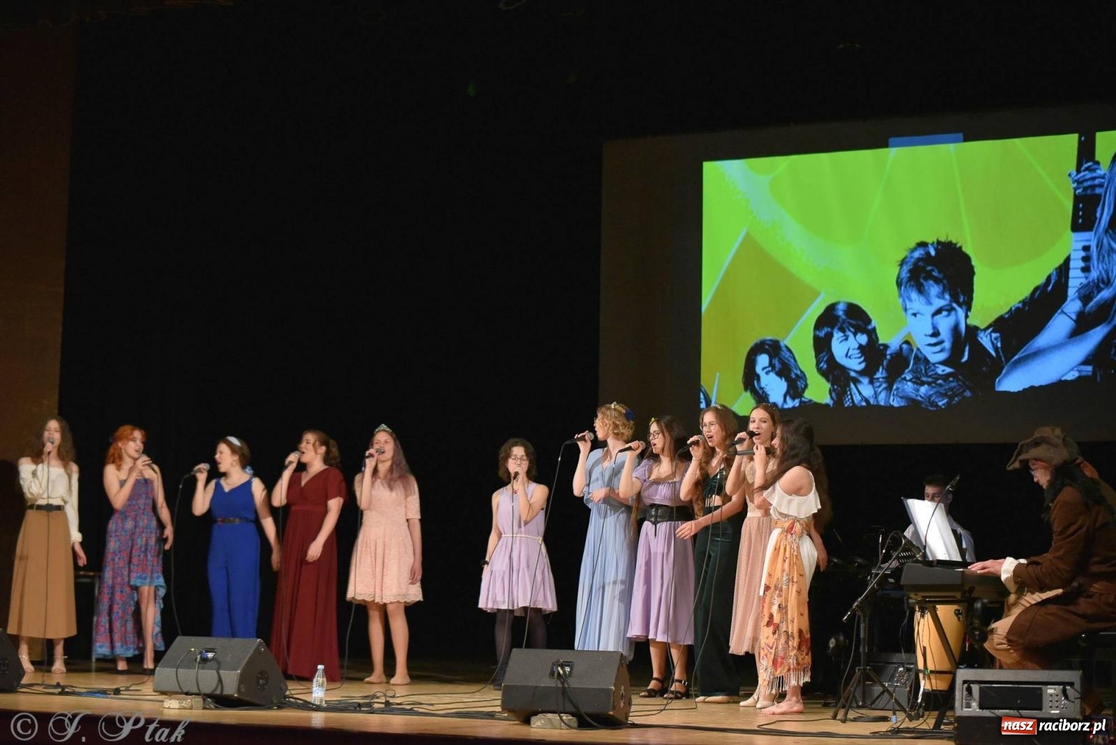 Zdjęcie w galerii na portalu naszraciborz.pl: PERSPEKTYWA - koncert na 100 lecie Disneya wiadomości z regionu