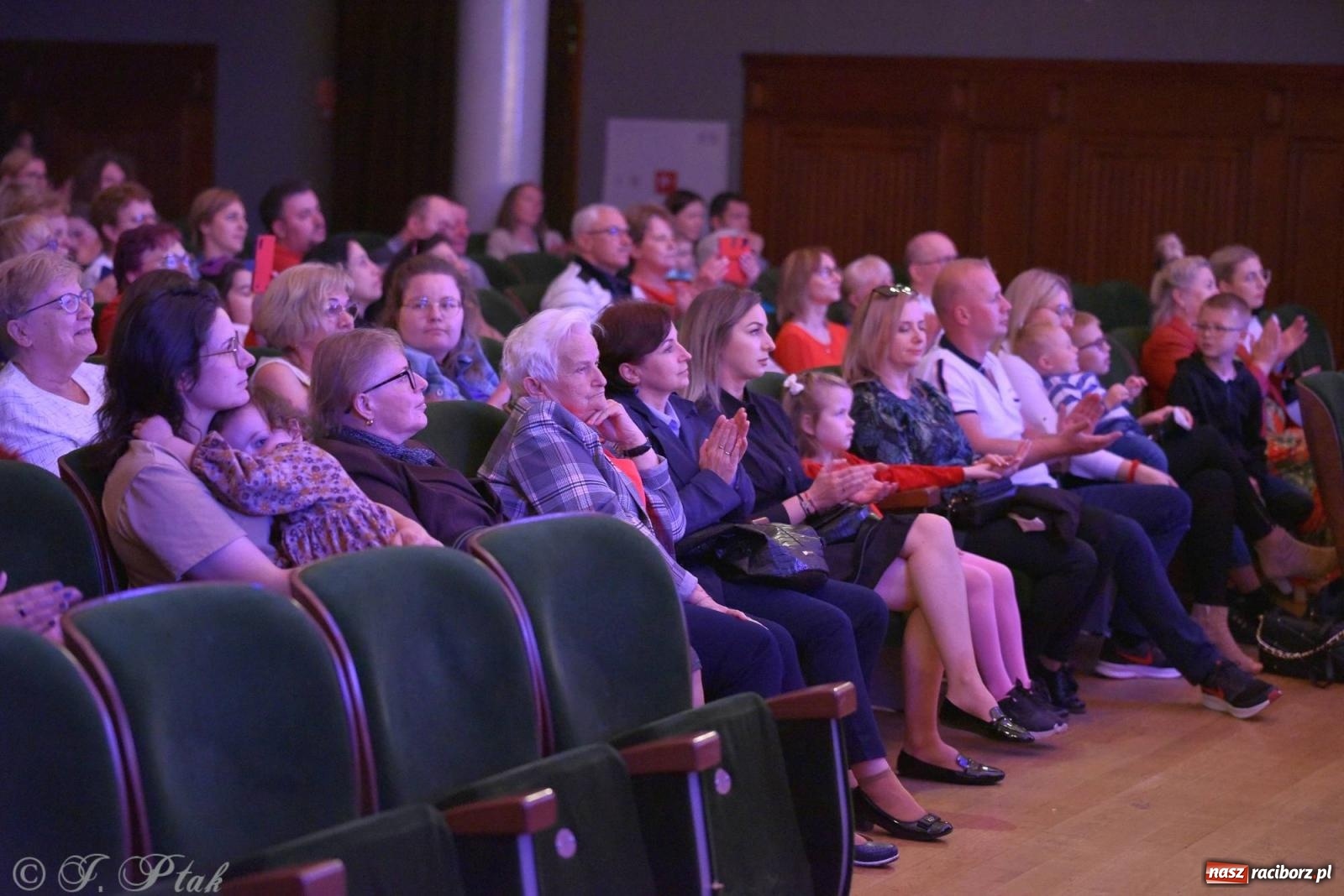 Zdjęcie w galerii na portalu naszraciborz.pl: PERSPEKTYWA - koncert na 100 lecie Disneya wiadomości z regionu