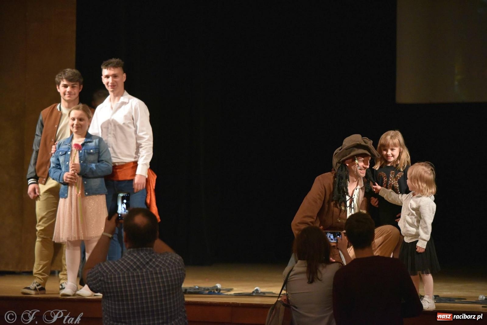 Zdjęcie w galerii na portalu naszraciborz.pl: PERSPEKTYWA - koncert na 100 lecie Disneya wiadomości z regionu