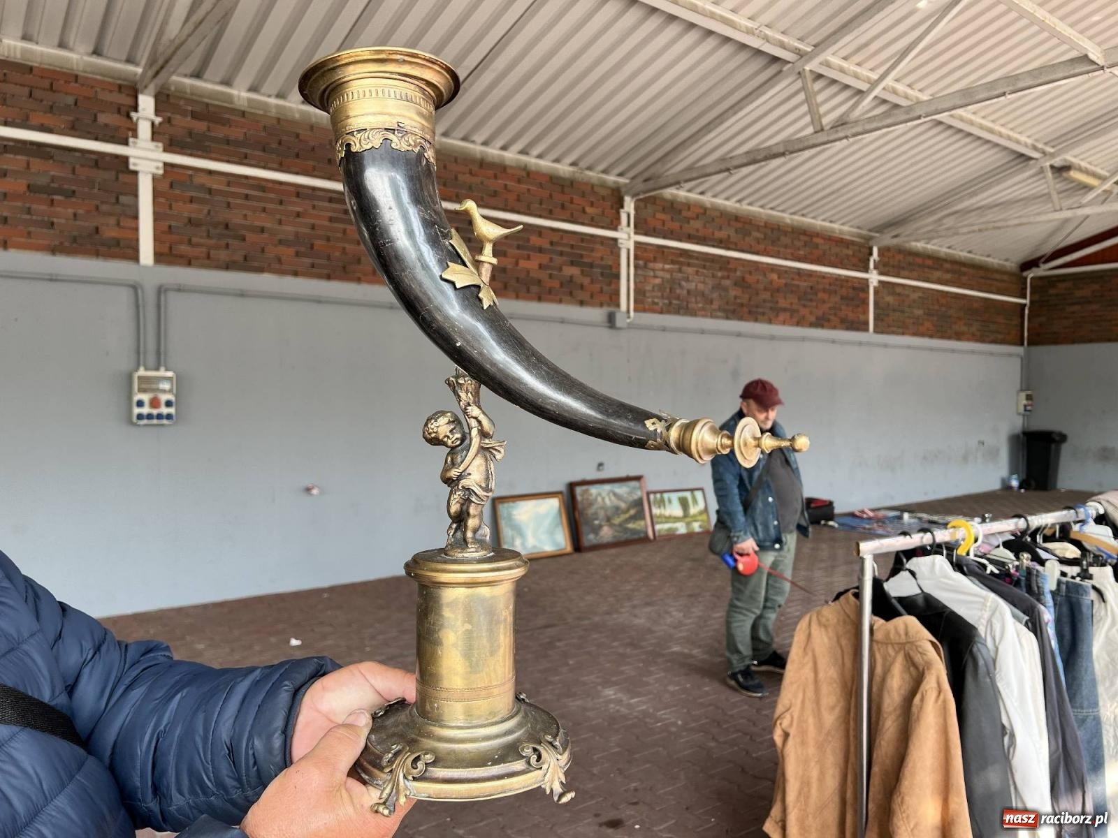 Zdjęcie w galerii na portalu naszraciborz.pl: Róg bawoli i tryptyk. Ciekawostki z targu staroci w Pietrowicach Wielkich wiadomości z regionu