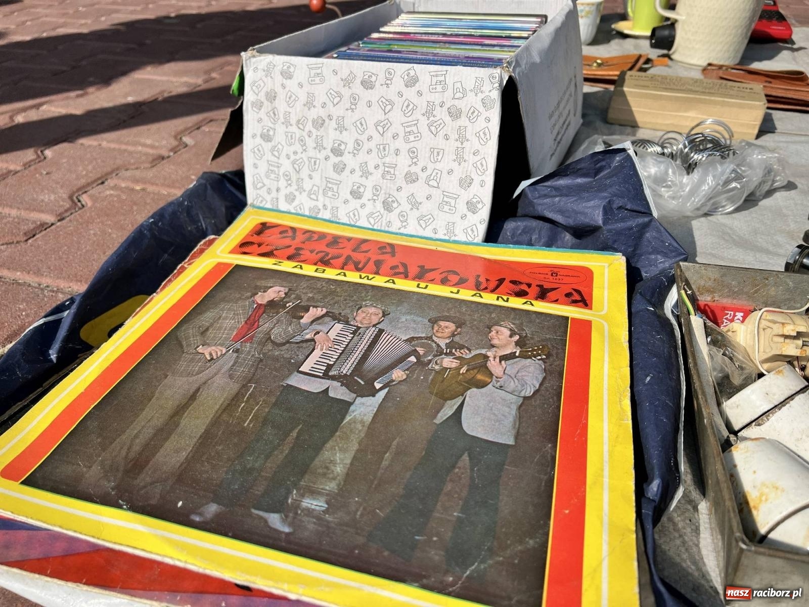 Zdjęcie w galerii na portalu naszraciborz.pl: Róg bawoli i tryptyk. Ciekawostki z targu staroci w Pietrowicach Wielkich wiadomości z regionu