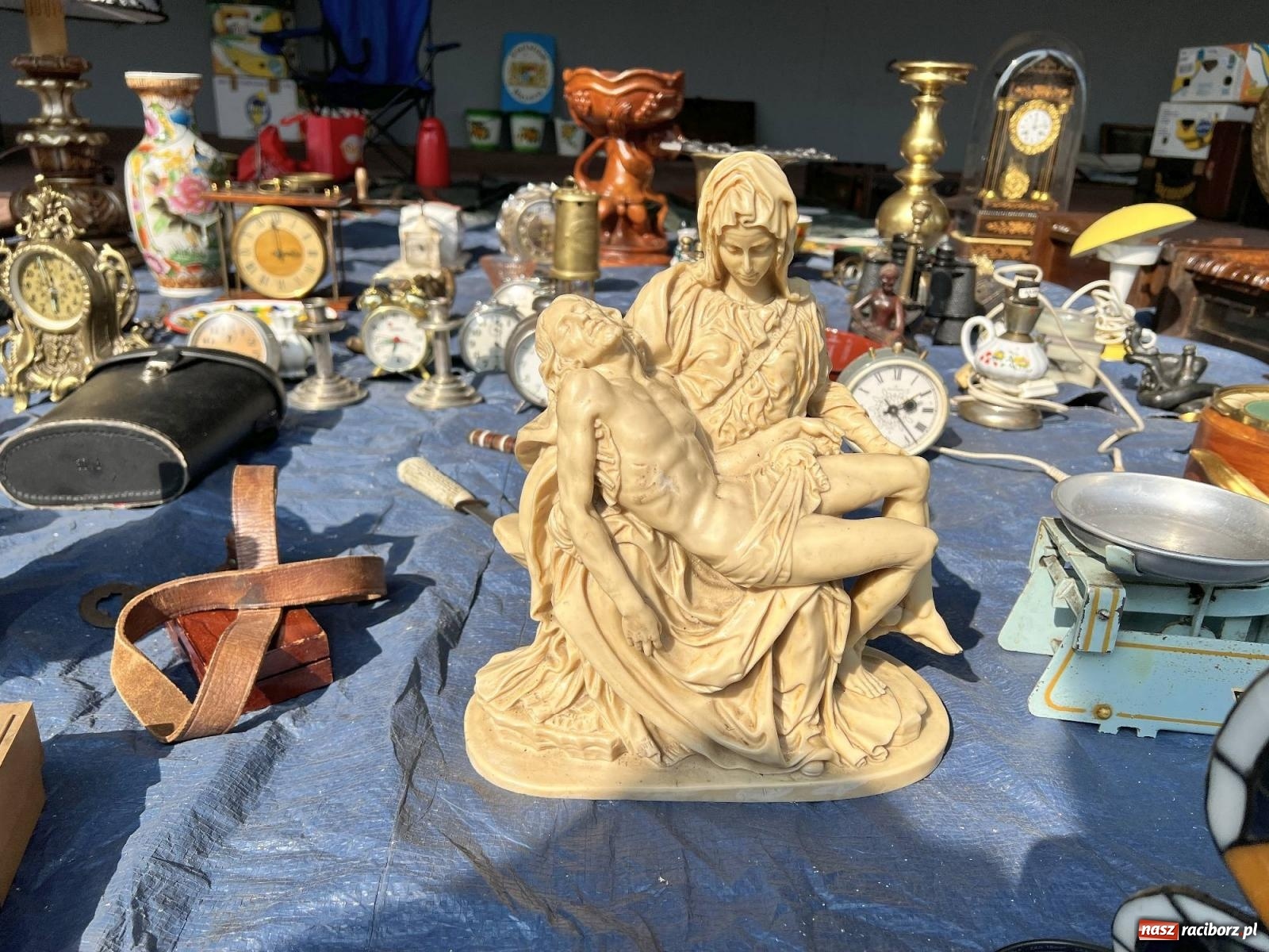 Zdjęcie w galerii na portalu naszraciborz.pl: Róg bawoli i tryptyk. Ciekawostki z targu staroci w Pietrowicach Wielkich wiadomości z regionu