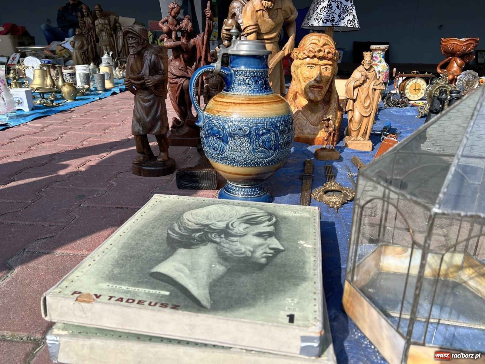 Zdjęcie w galerii na portalu naszraciborz.pl: Róg bawoli i tryptyk. Ciekawostki z targu staroci w Pietrowicach Wielkich wiadomości z regionu