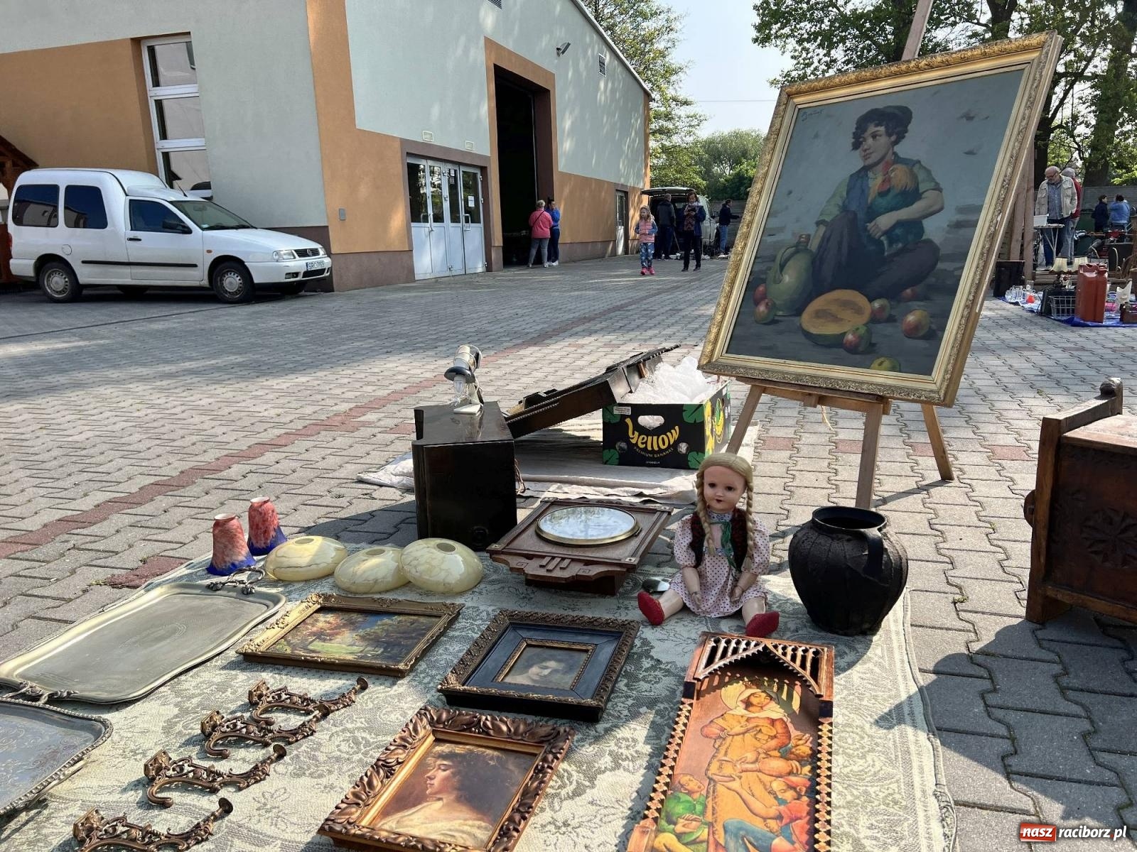 Zdjęcie w galerii na portalu naszraciborz.pl: Róg bawoli i tryptyk. Ciekawostki z targu staroci w Pietrowicach Wielkich wiadomości z regionu