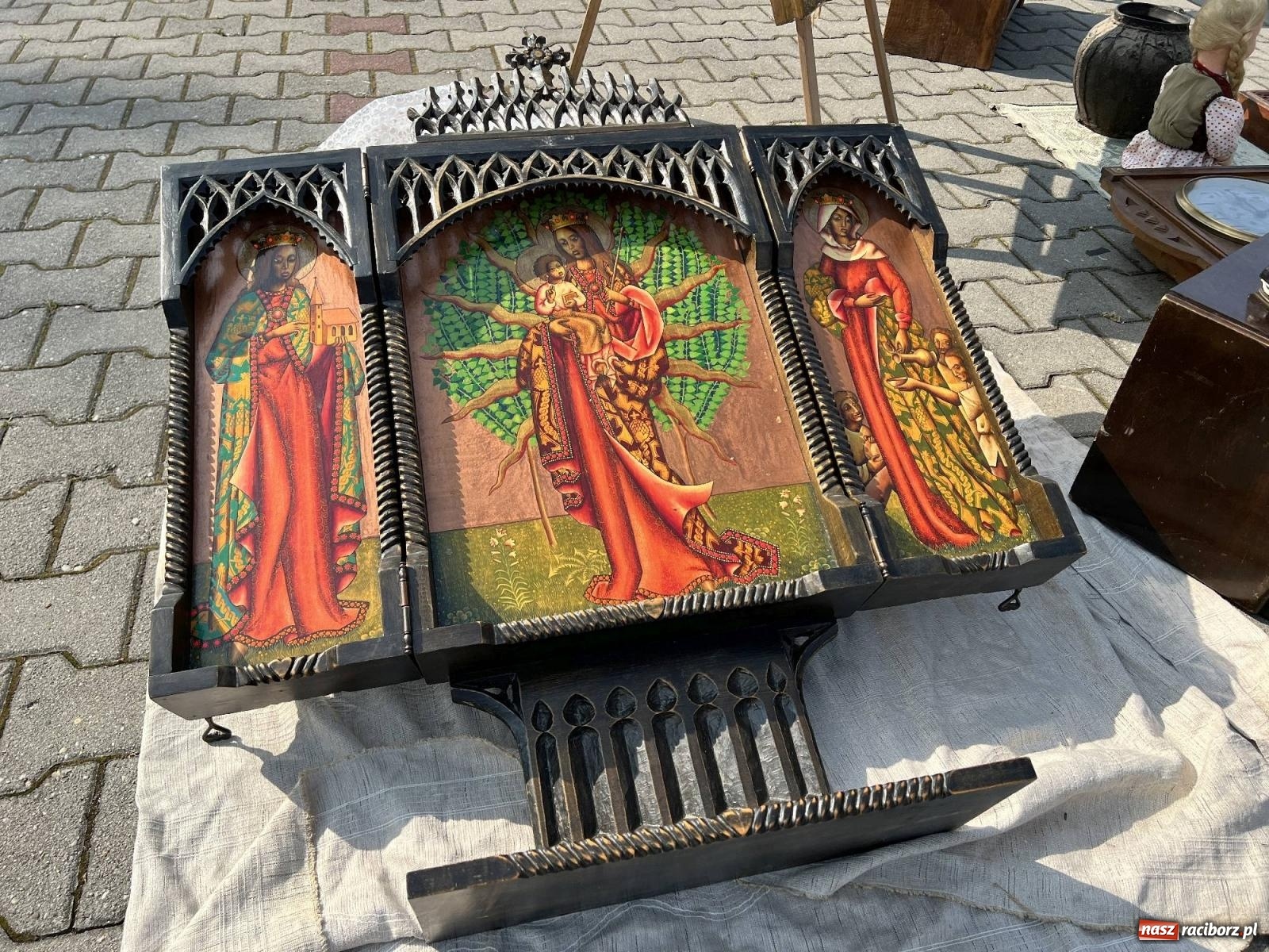 Zdjęcie w galerii na portalu naszraciborz.pl: Róg bawoli i tryptyk. Ciekawostki z targu staroci w Pietrowicach Wielkich wiadomości z regionu