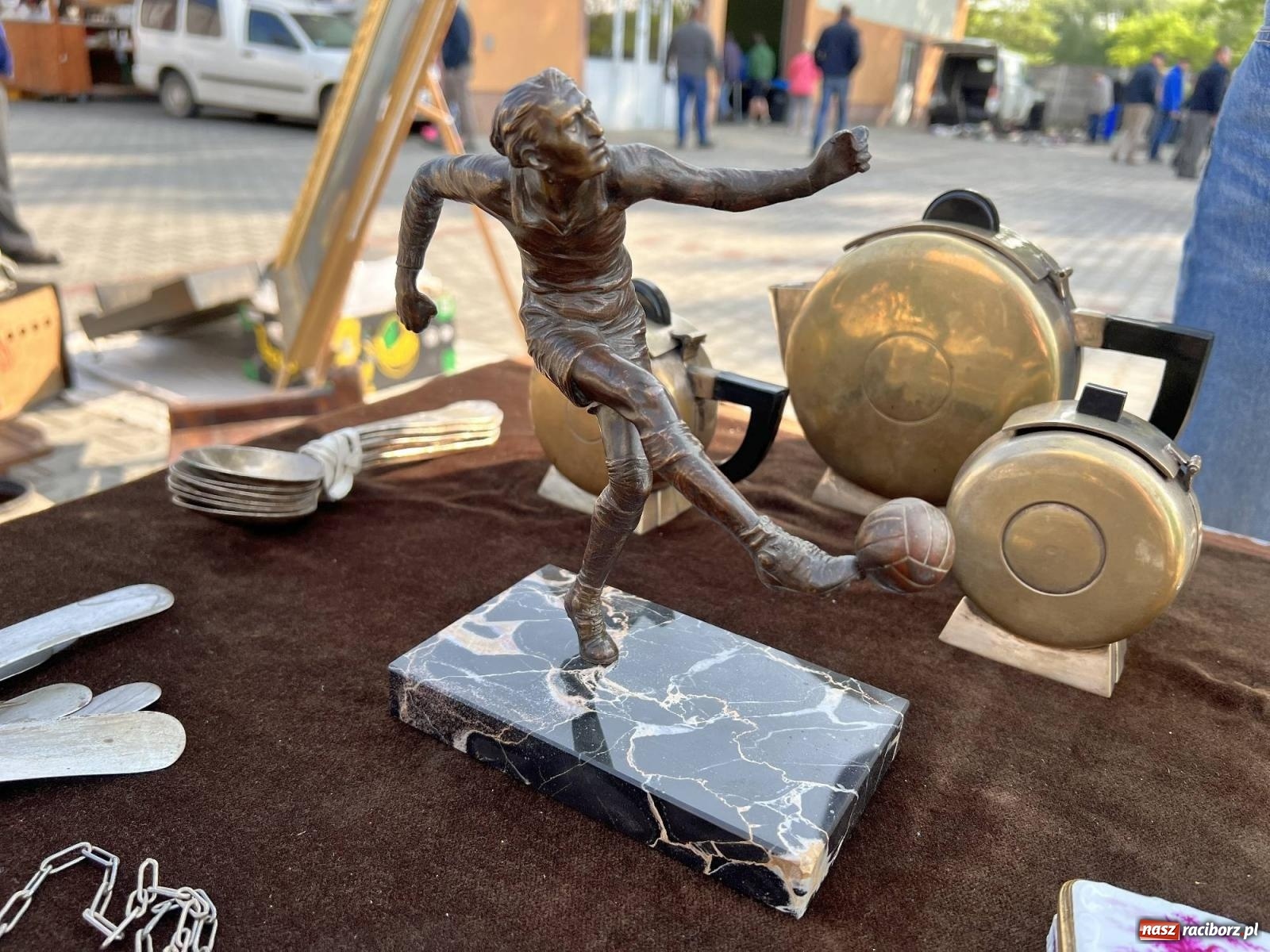 Zdjęcie w galerii na portalu naszraciborz.pl: Róg bawoli i tryptyk. Ciekawostki z targu staroci w Pietrowicach Wielkich wiadomości z regionu