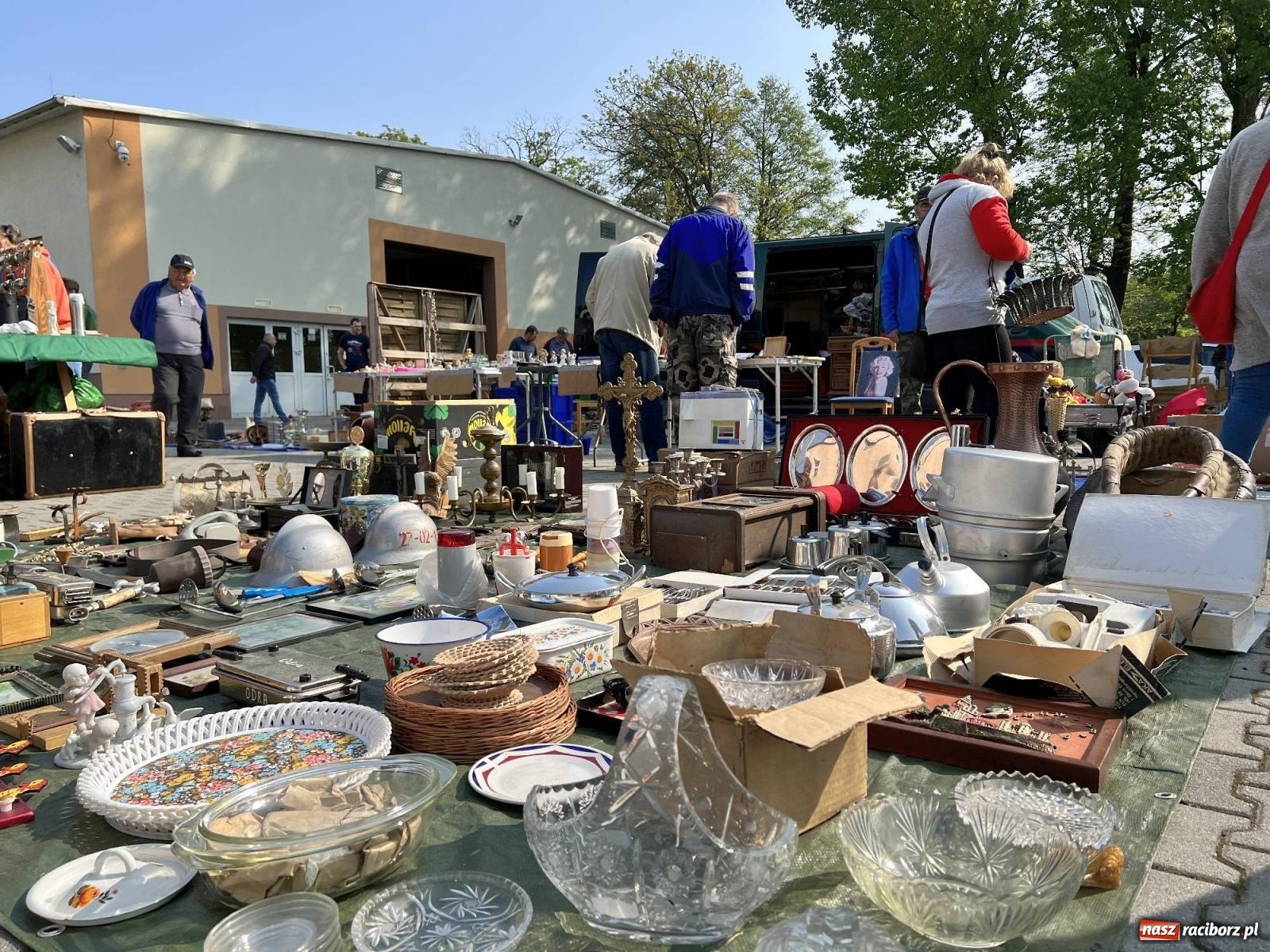 Zdjęcie w galerii na portalu naszraciborz.pl: Róg bawoli i tryptyk. Ciekawostki z targu staroci w Pietrowicach Wielkich wiadomości z regionu